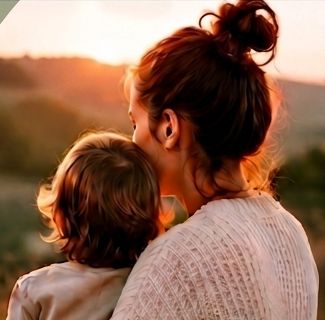 Mutter mit Kind bei Sonnenuntergang